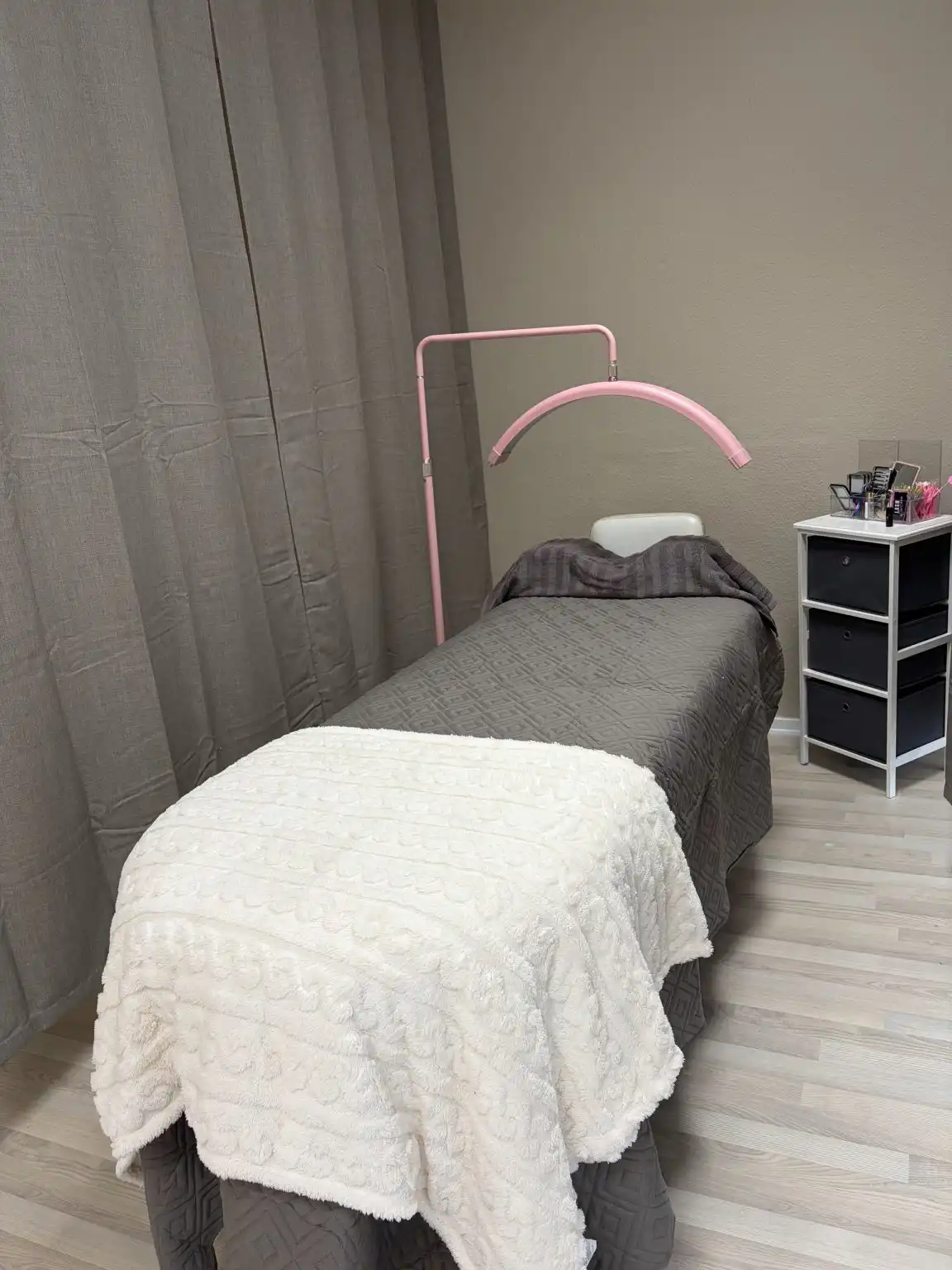 Behandlingsbriks med lampe hvor du får lagt lashextensions hos Renova i Slagelse