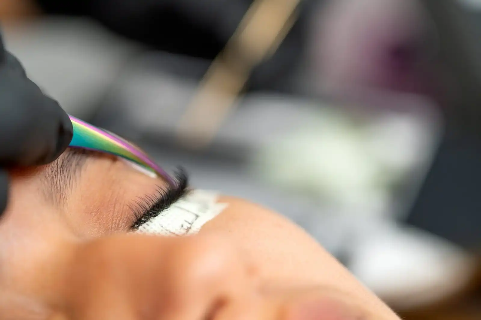 Kunde får lagt lashextensions på briksen