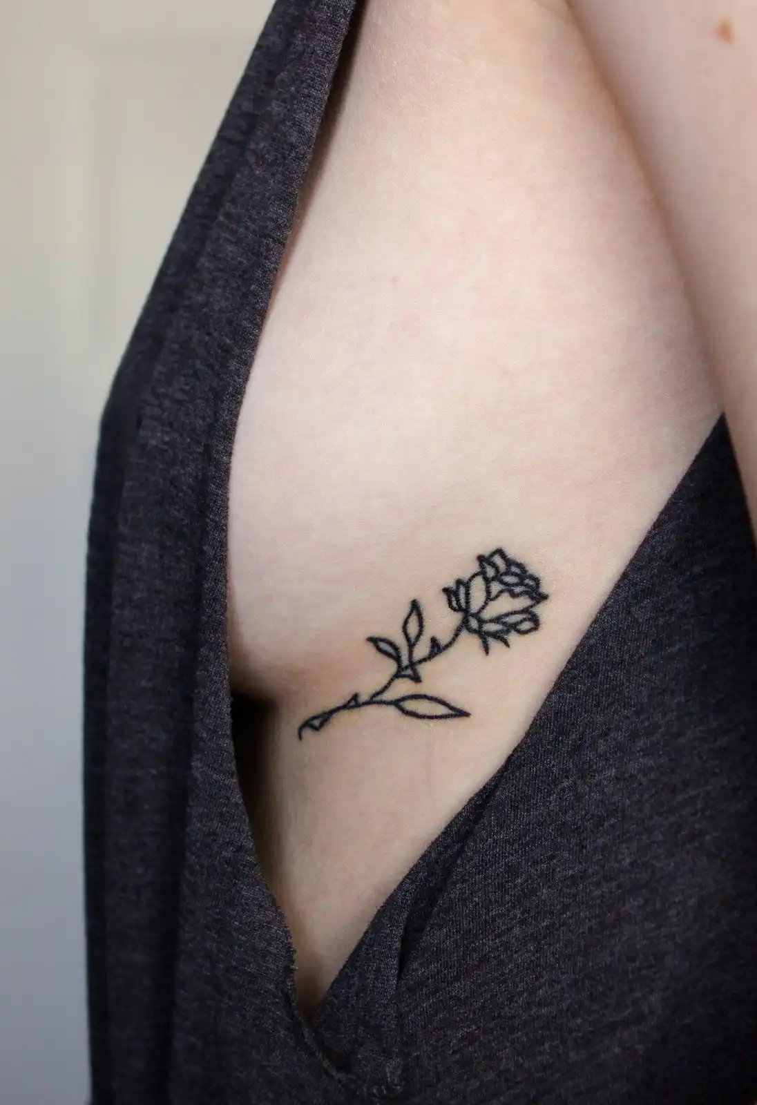 Lille tatovering af en rose, tæt på